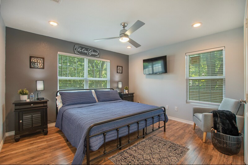 Building Photo - 958 E Allen Ave