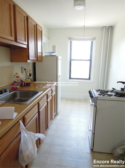 Building Photo - 349 Pleasant St