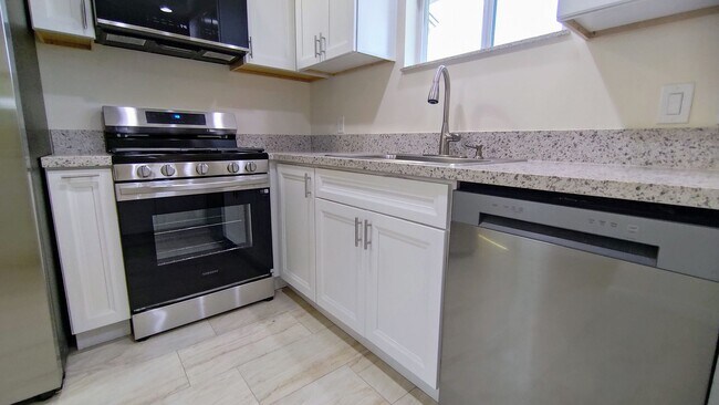 Building Photo - Newly Remodeled 3 Bedroom 2 Bath with Swee...