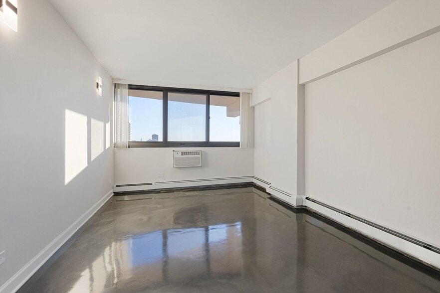 Building Photo - 6166 N Sheridan Rd