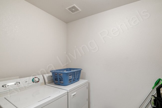 Building Photo - FURNISHED AVAILABLE OCTOBER 2025 - MAY 2026