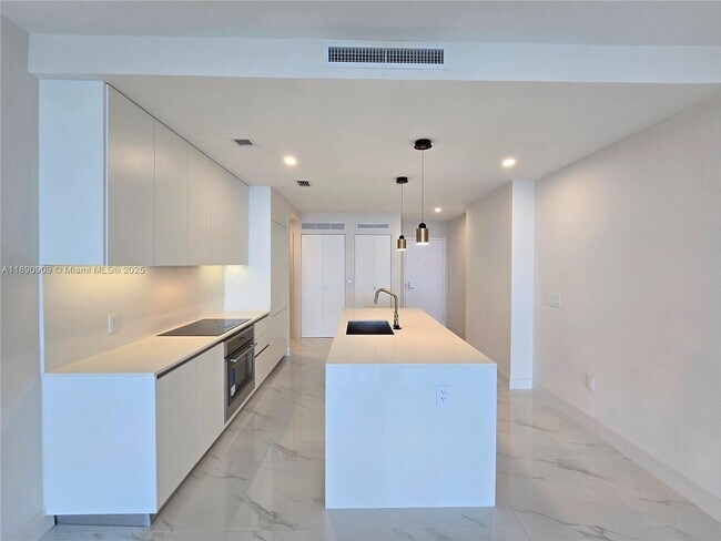 Building Photo - 700 NE 24th St