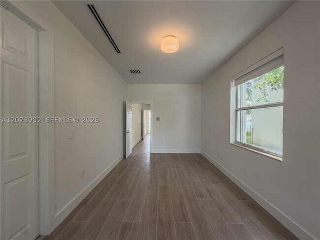 Building Photo - 5297 SW 183rd Ave