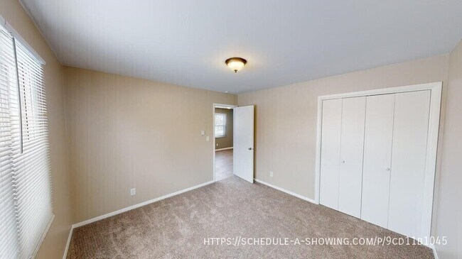 Building Photo - 404 E Park-3