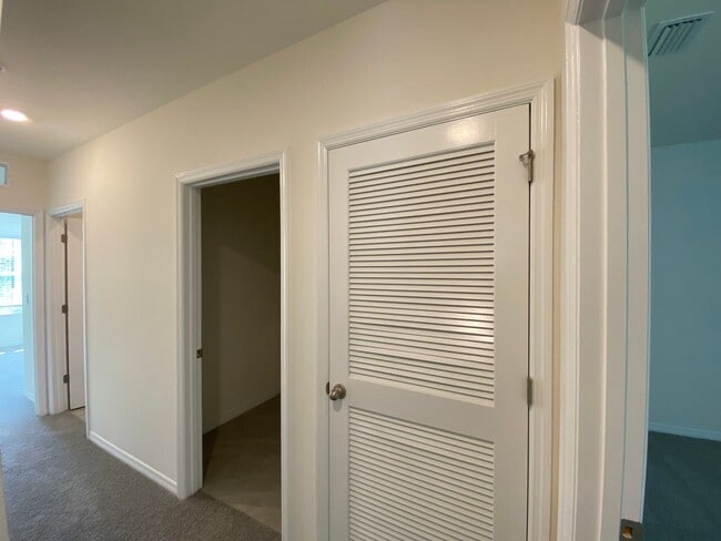 Building Photo - Desirable SE Ocala Subdivision - Lake Diamond-North - 4/3/2 *Available Soon* Won't Last!