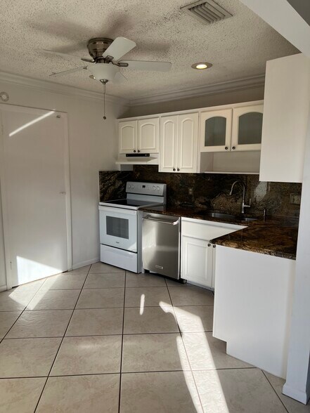 Building Photo - 119 Lakeview Ave