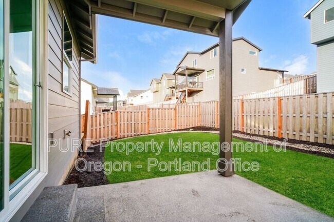 Building Photo - 2659 NE Justus Ave