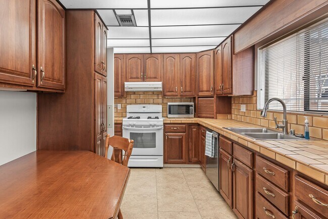 Building Photo - 3BR Home with Large Backyard Near SDSU
