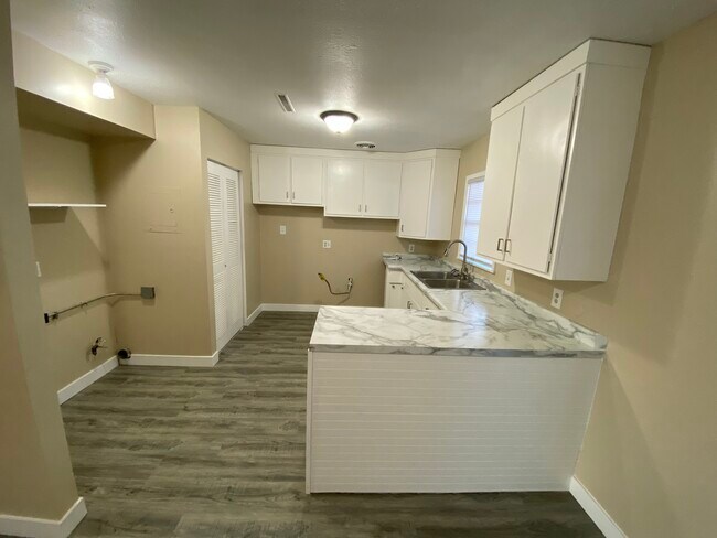 Building Photo - 2806 Hickory Rd