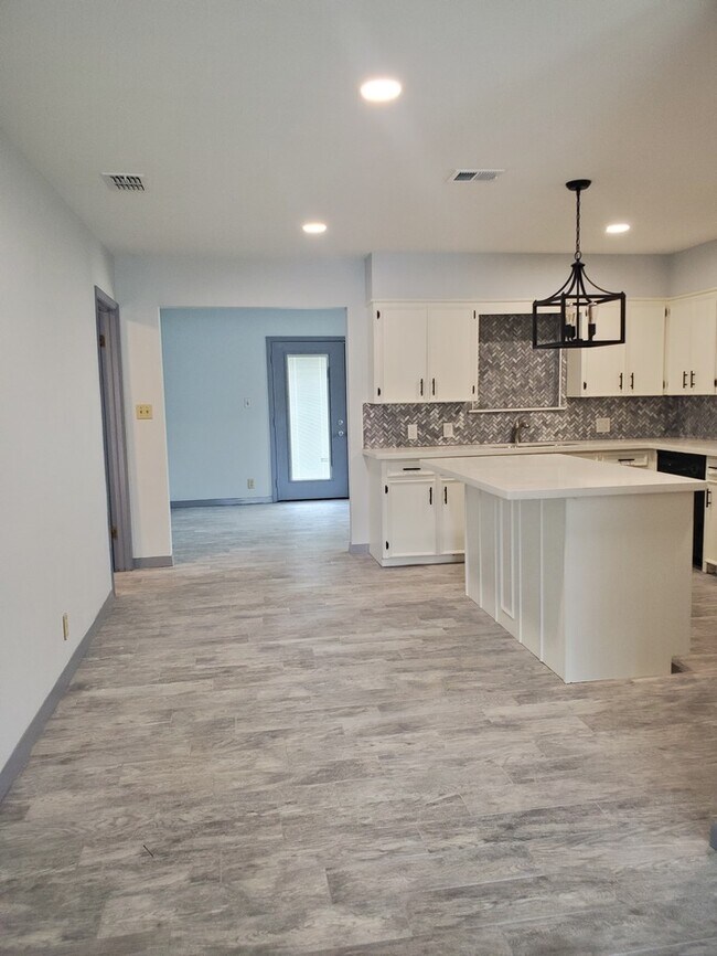 Building Photo - 113 E Hoogland Ave