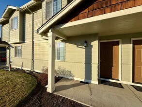 Building Photo - SCHEDULE A TOUR TO VIEW THIS NEWLY UPDATED TOWNHOME IN REDMOND!!