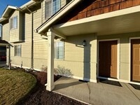 Building Photo - SCHEDULE A TOUR TO VIEW THIS NEWLY UPDATED TOWNHOME IN REDMOND!!
