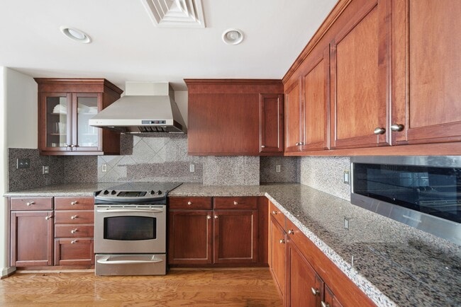 Building Photo - 914 Main St