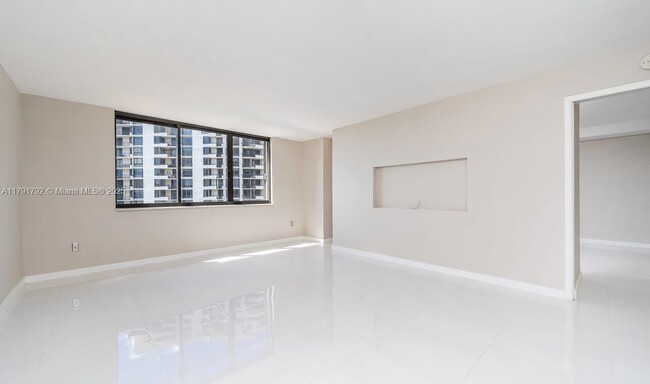 Building Photo - 540 Brickell Key Dr