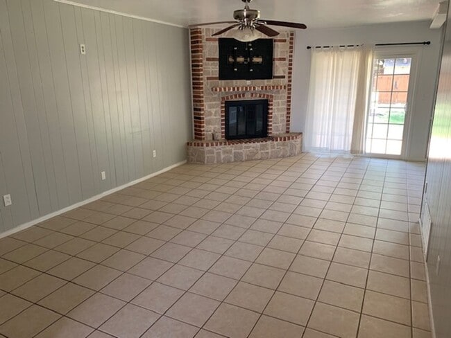 Building Photo - Southwest Lubbock Clean 3/2/2 with nice yard!