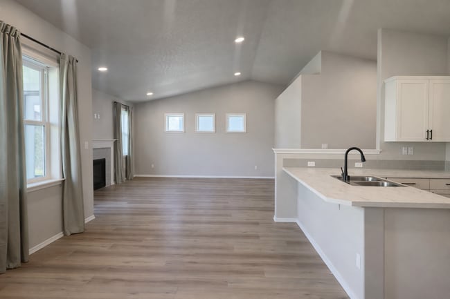 Building Photo - SOUTHRIDGE HOME! Modern Comfort Meets Everyday Convenience!