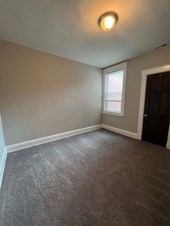 Building Photo - 3 Bedroom 1.5 Bathroom Townhome