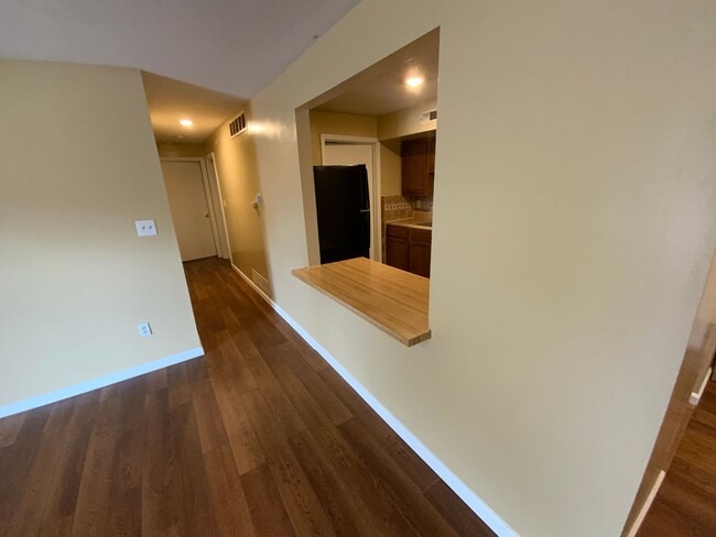 Building Photo - 3 Bedroom 1 Bathroom Apartment