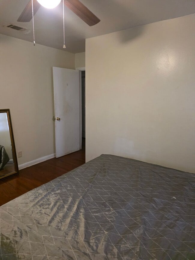 Building Photo - Month to month 1 BR rental Share