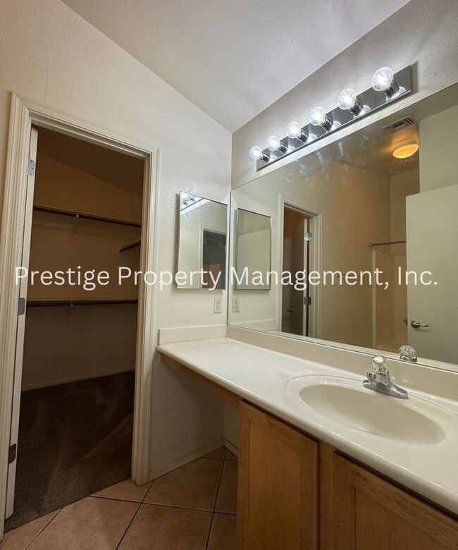 Building Photo - Charming West 2 Bedroom/ 2 Bathroom with a Den is  Waiting For You To Call Home!!