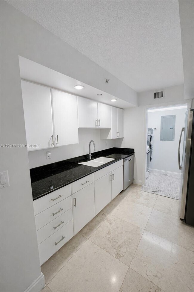 Building Photo - 6917 Collins Ave