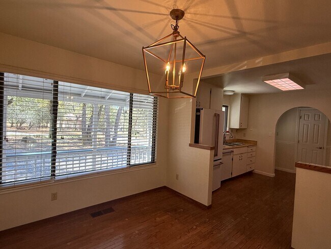 Building Photo - 4161 Helen Ln