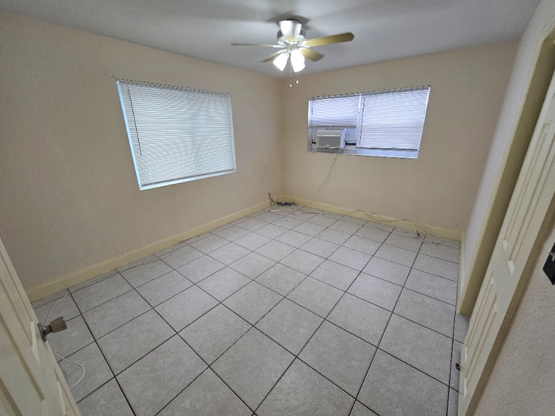 Building Photo - 220 NE 26th St