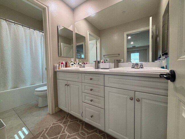 Building Photo - 4-Bedroom Home with Solar, Loft, and Gated Community Amenities in Valencia!