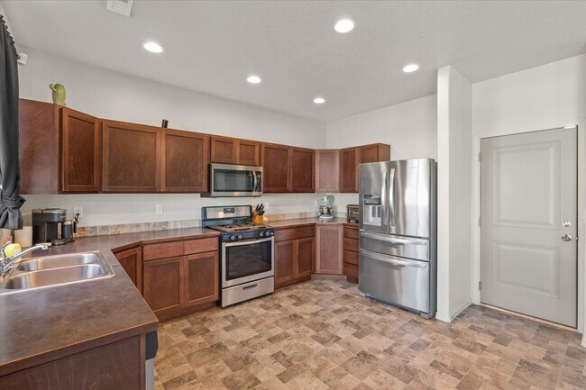 Building Photo - 414 S Beeman St