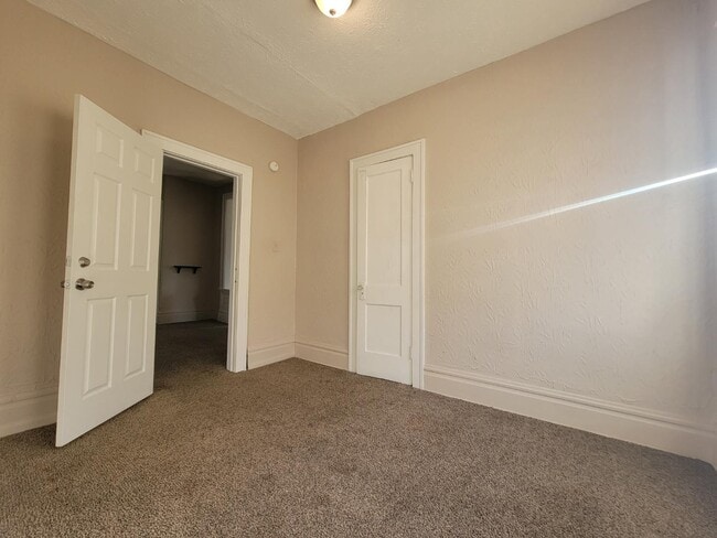 Building Photo - 299 Lloyd St