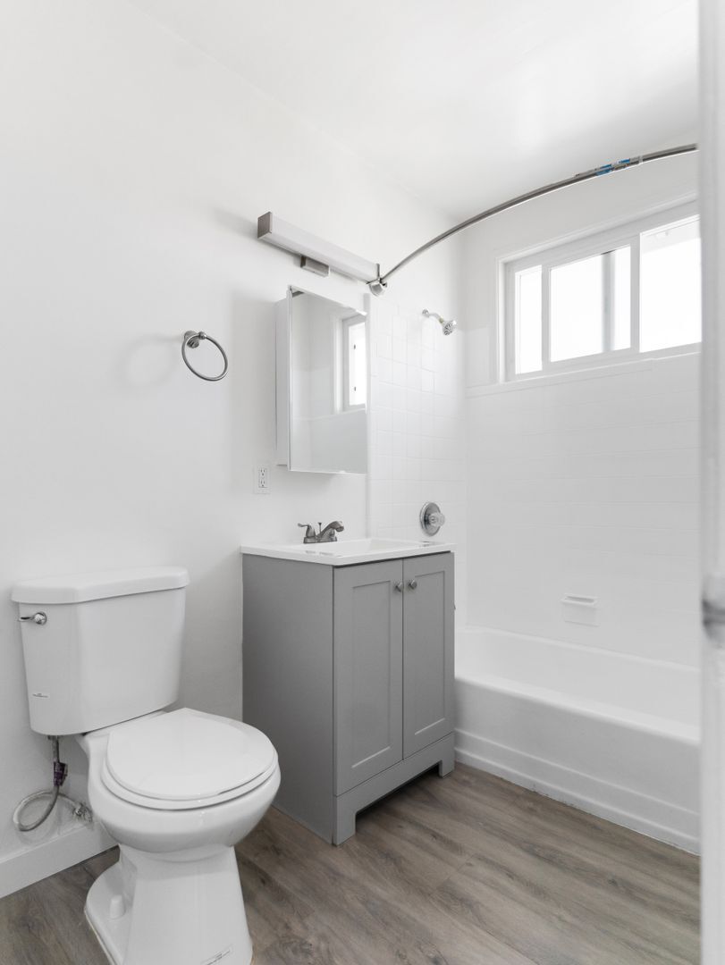 Building Photo - 1577 Pine Ave