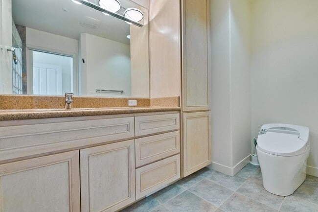 Building Photo - Large 3,767 sqft home on a 10,000 sqft lot- 2 bed located on 1st floor w/ separate entrance - Top...