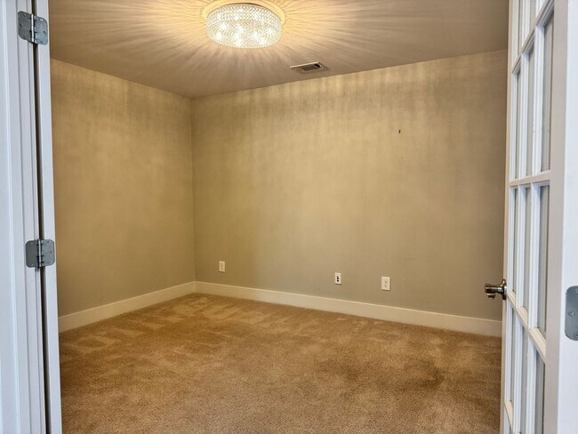 Building Photo - Beautiful End Unit Franklin Townhome