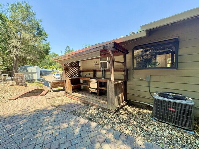 Building Photo - Charming 4-Bed by the Lake in Morgan Hill