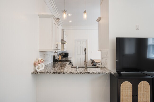 Building Photo - 951 Charles St