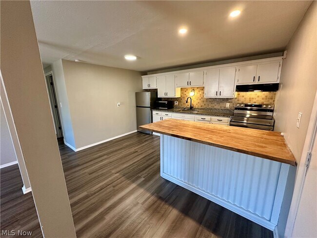 Building Photo - 676 S Shore Ct