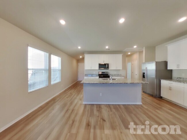 Building Photo - 5104 Saddle Clb Dr