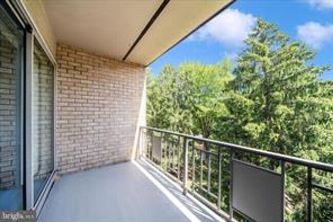 Building Photo - TOP FLOOR CONDO WITH QUIET VIEW