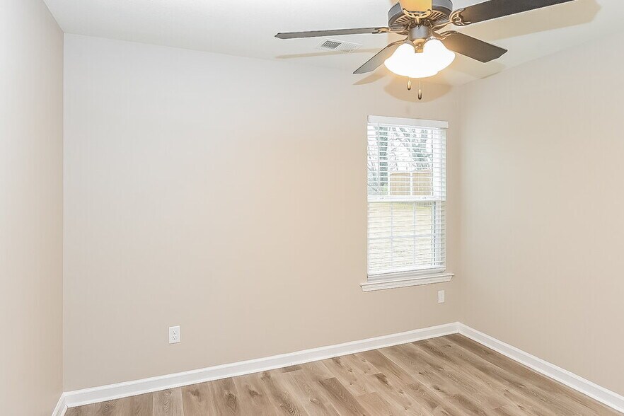 Building Photo - 3262 Magnolia Dr