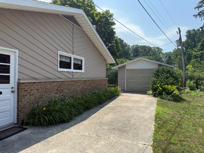 Building Photo - 1332 W Glenlord Rd