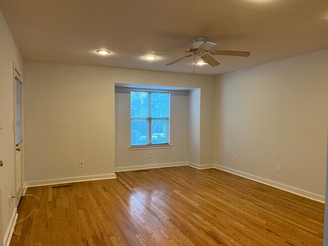 Building Photo - 261 Hedgerow Rd