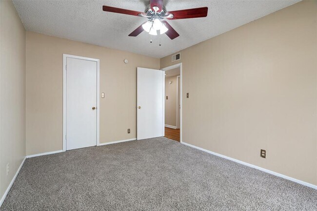 Building Photo - 500 E Riverside Dr