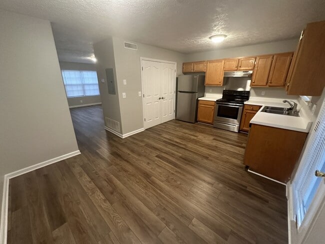Building Photo - Hamlet Square Townhomes Unit 2410B