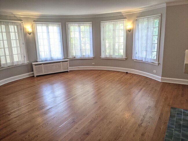 Building Photo - Spacious 3 Bed, 2 Bath