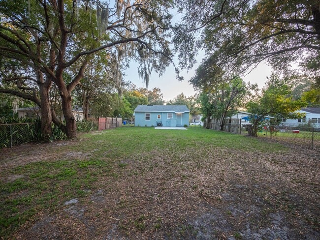 Building Photo - 1512 E Fern Rd