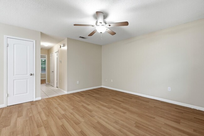 Building Photo - 310 Redwood Ave