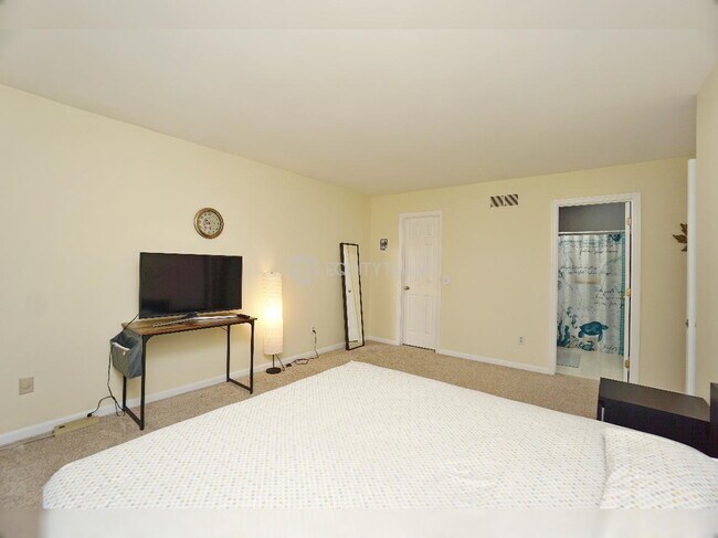 Building Photo - 6275 Hummingbird Dr