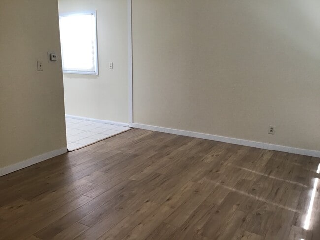 Building Photo - 2 Bedroom Single Family Home With Detached...
