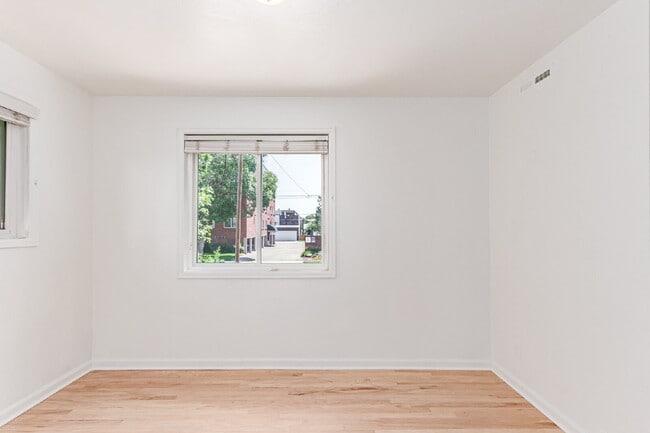 Building Photo - Charming Upper Unit Duplex in the Heart of Englewood!