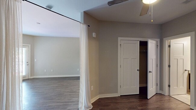 Building Photo - Cozy Studio Apartment in Vibrant Wedgewood...